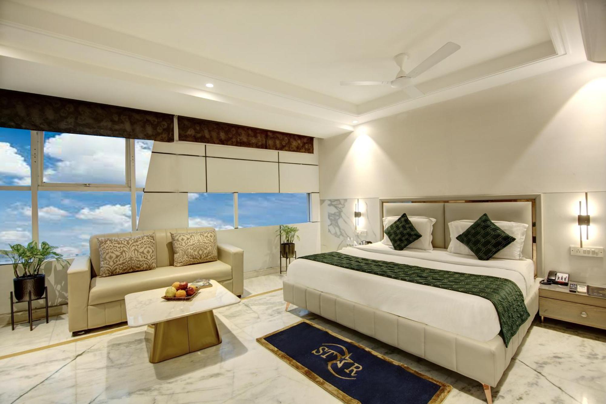 Hotel International Inn - Near Delhi Airport Нью-Дели Экстерьер фото