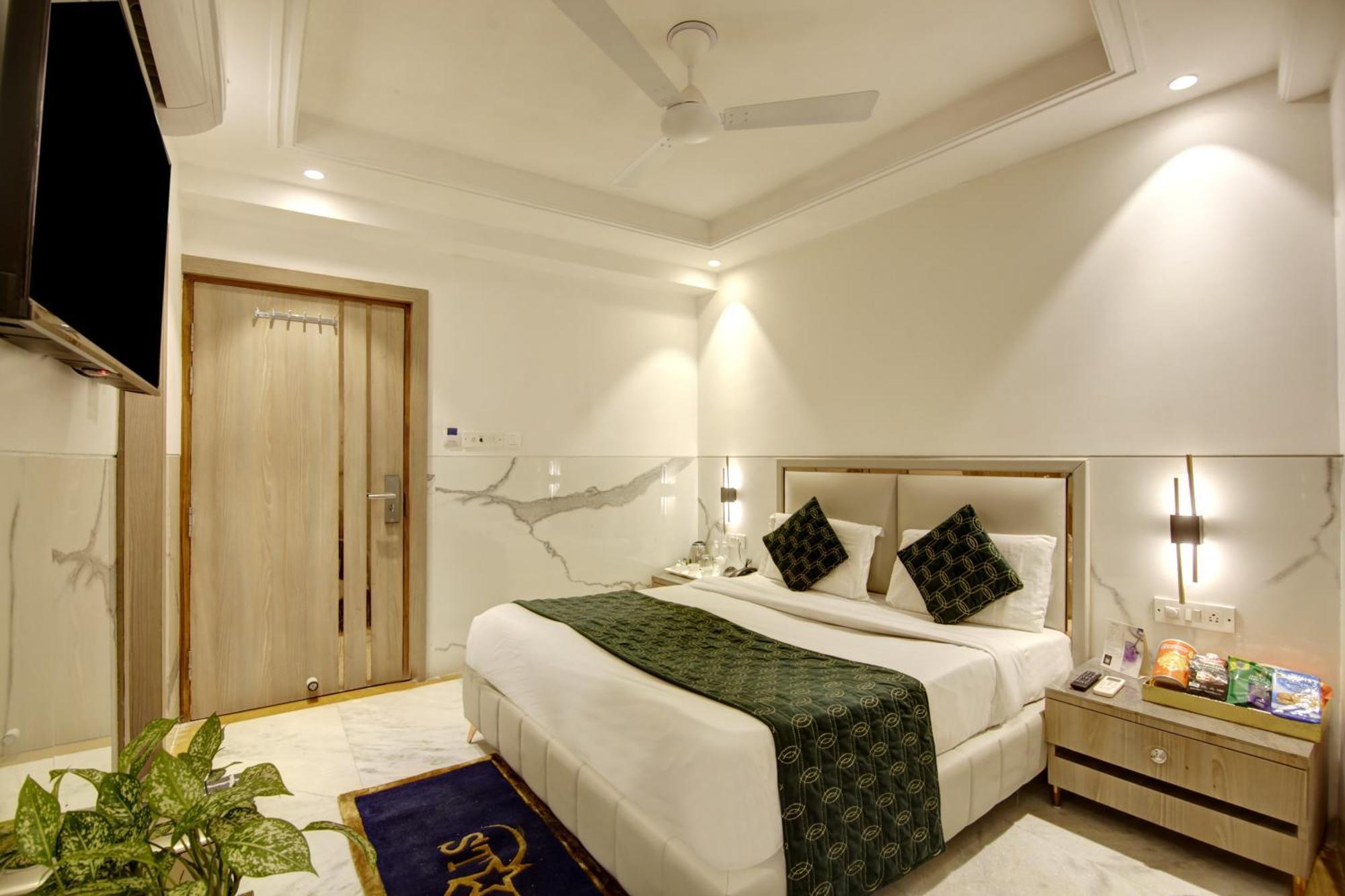 Hotel International Inn - Near Delhi Airport Нью-Дели Экстерьер фото