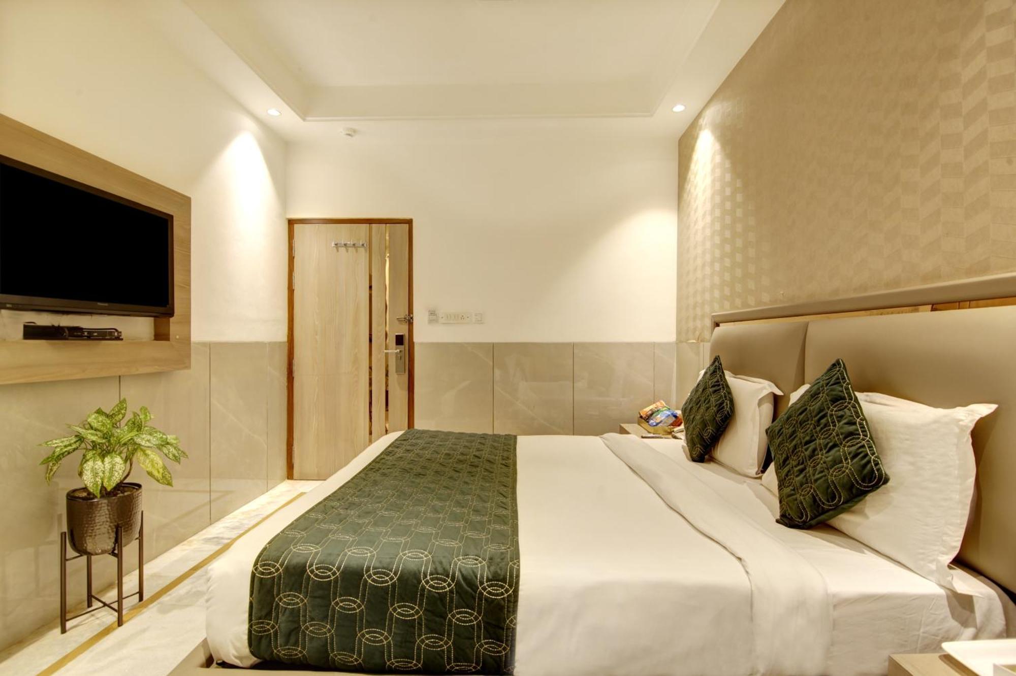 Hotel International Inn - Near Delhi Airport Нью-Дели Экстерьер фото