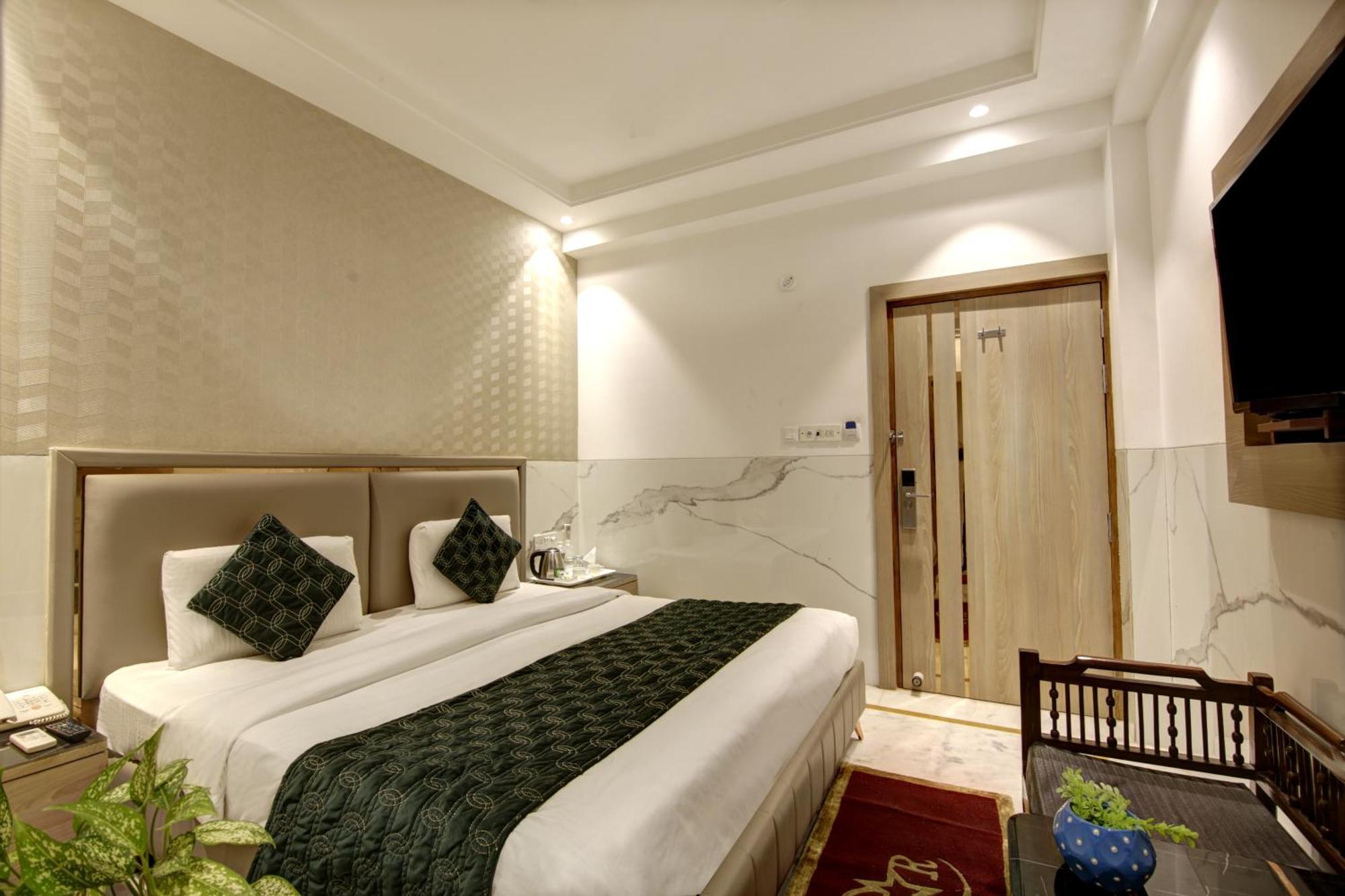 Hotel International Inn - Near Delhi Airport Нью-Дели Экстерьер фото