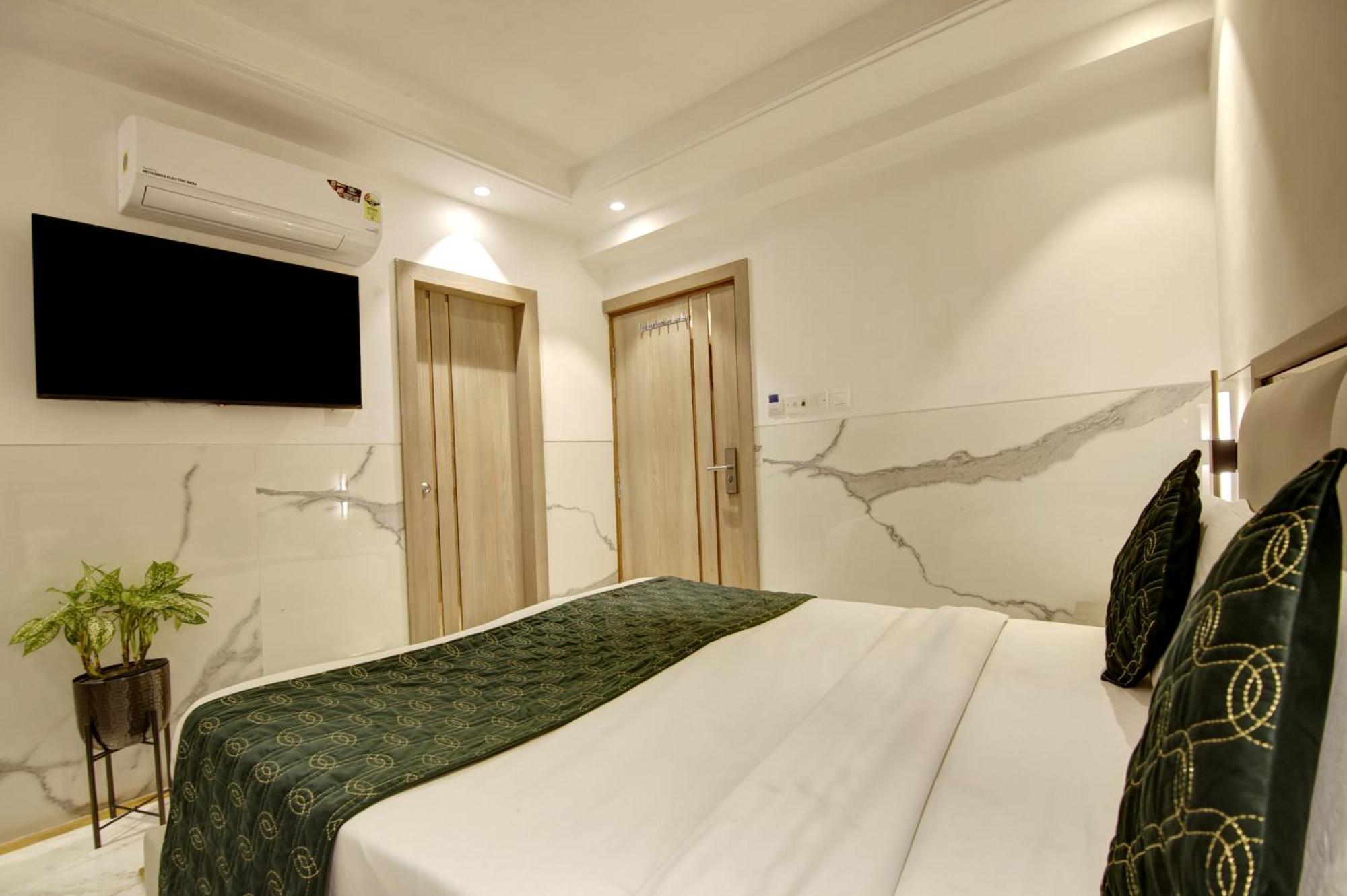 Hotel International Inn - Near Delhi Airport Нью-Дели Экстерьер фото