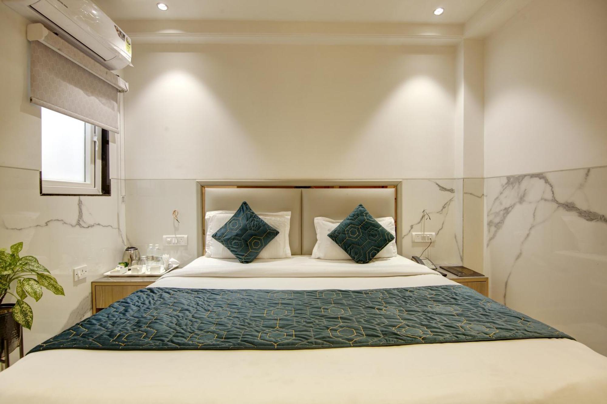 Hotel International Inn - Near Delhi Airport Нью-Дели Экстерьер фото