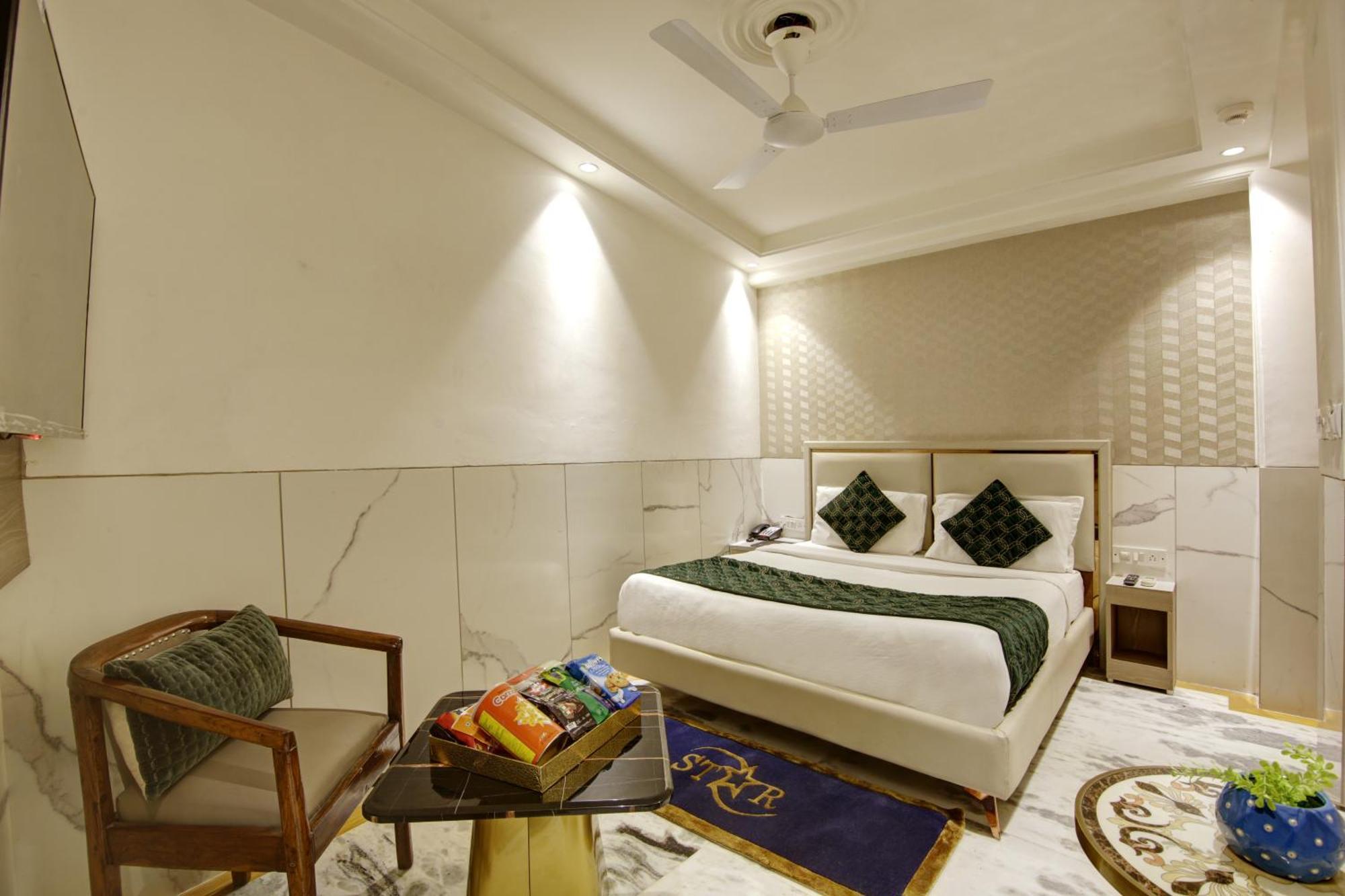 Hotel International Inn - Near Delhi Airport Нью-Дели Экстерьер фото
