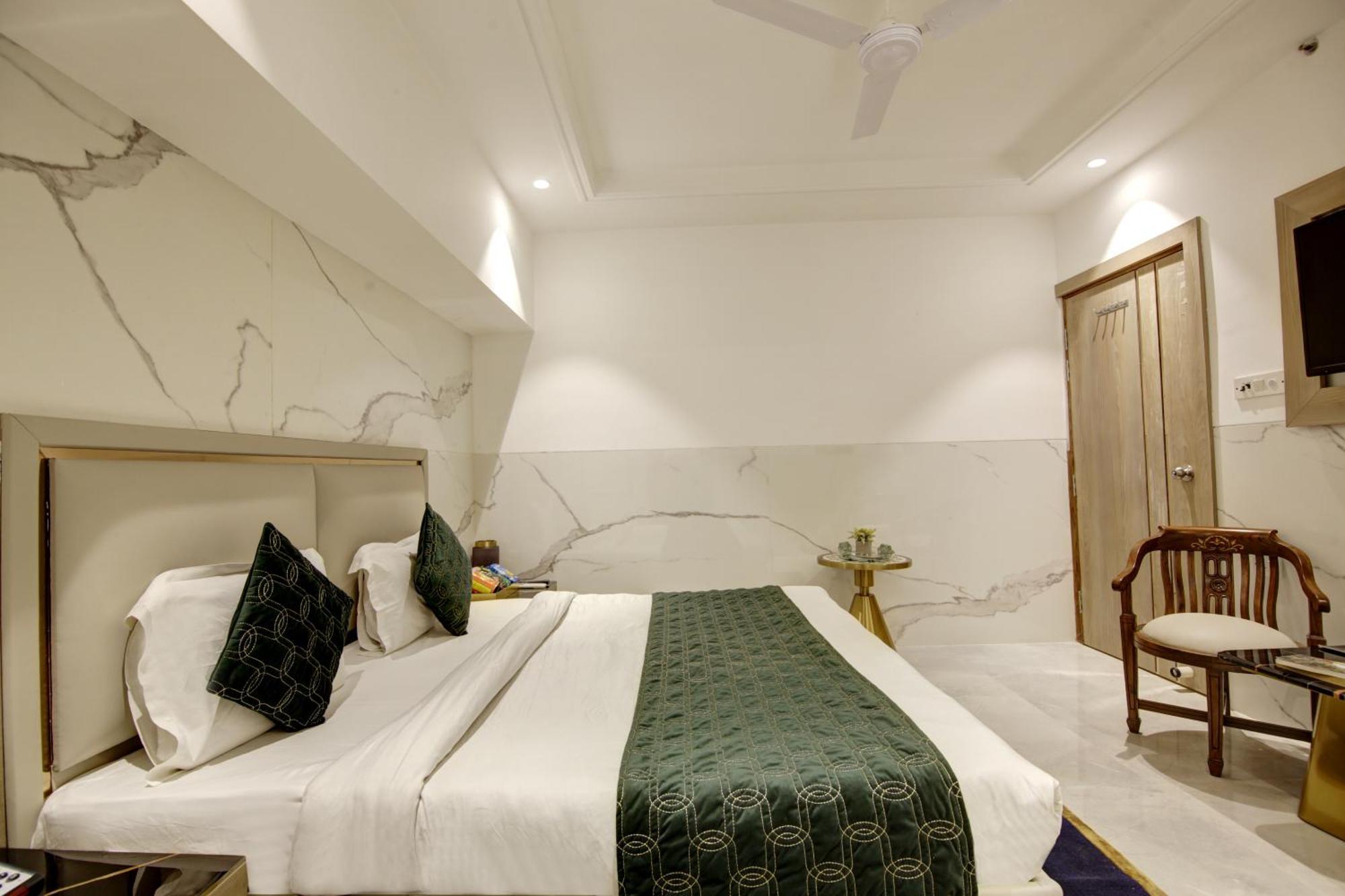 Hotel International Inn - Near Delhi Airport Нью-Дели Экстерьер фото