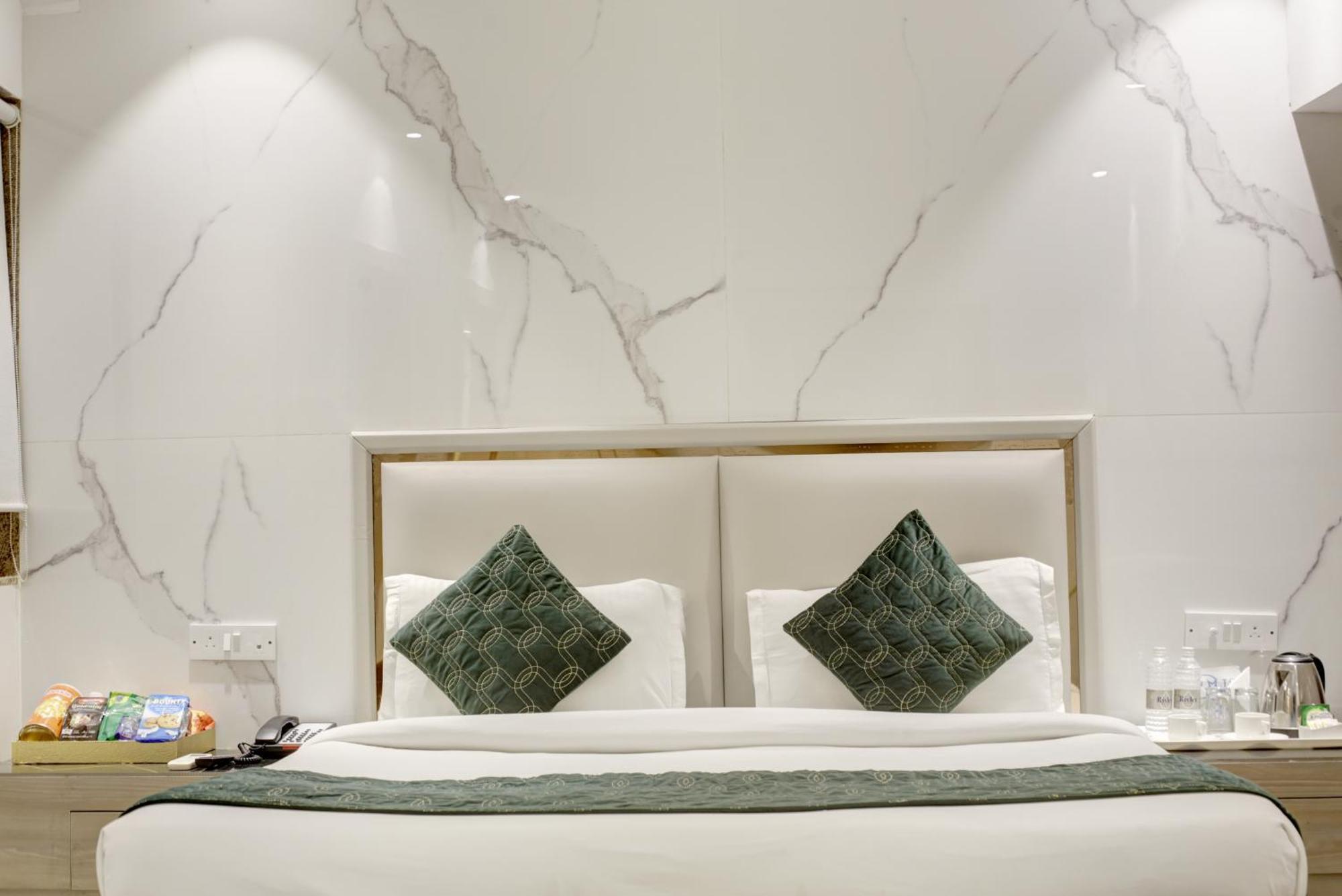 Hotel International Inn - Near Delhi Airport Нью-Дели Экстерьер фото