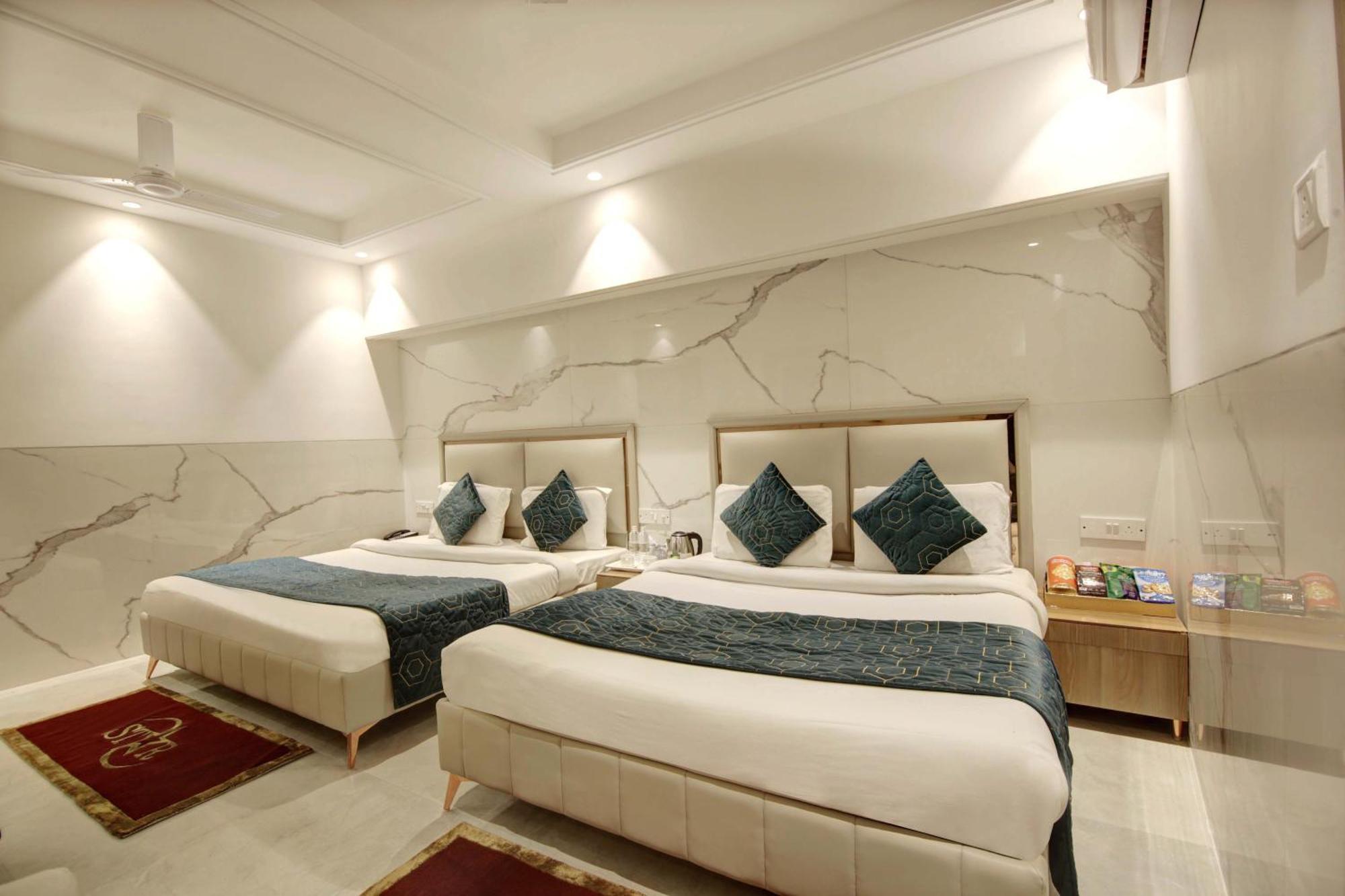Hotel International Inn - Near Delhi Airport Нью-Дели Экстерьер фото