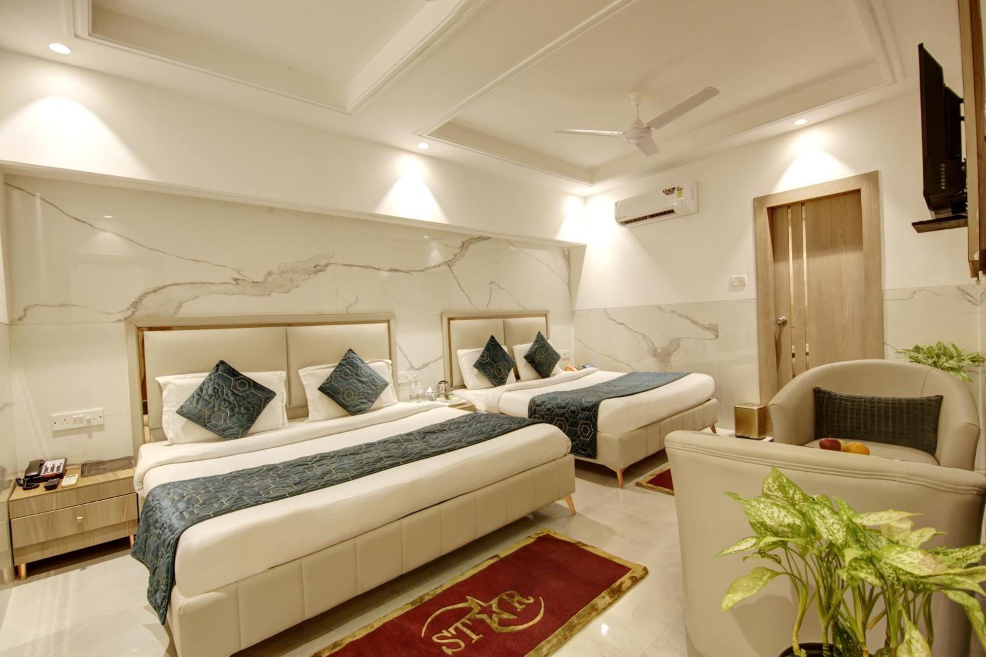 Hotel International Inn - Near Delhi Airport Нью-Дели Экстерьер фото