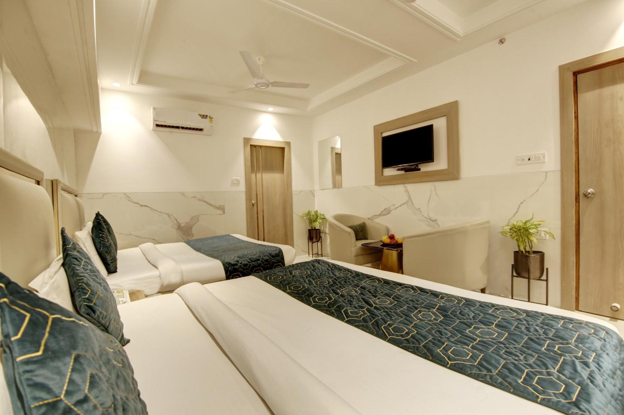 Hotel International Inn - Near Delhi Airport Нью-Дели Экстерьер фото