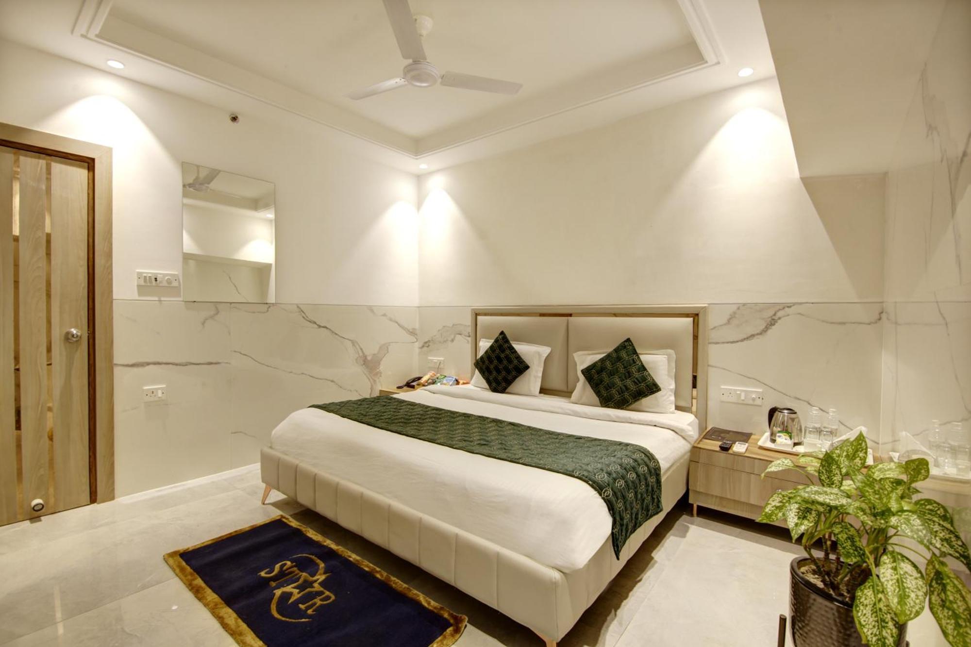 Hotel International Inn - Near Delhi Airport Нью-Дели Экстерьер фото